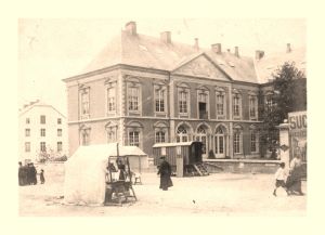 De gauche à droite, le pignon de l'hôtel Petit, baptisé un temps Hôtel du Chemin de Fer et de l'Aviation avant de devenir plus sagement l'Hôtel de l'Abbaye, et l'aile ouest du quartier abbatial. Remarquez entre les deux le mur qui borde la place et enclôt le jardin du directeur du Pénitencier.