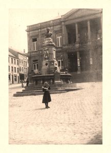 Derrière le monument Redouté se cache l’escalier monumental,  remplacé par un escalier à double volée en 1926, menant à l’hôtel de ville construit en 1864. La fontaine, érigée en mémoire du célèbre compatriote, fut achevée en 1860 sur les plans de l’architecte Dumont.