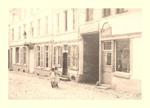 De gauche à droite : l’ancienne étude du notaire Dassonville, devenue logement du Capitaine José Orta, puis du « garde général » et enfin la COOP, transformée en magasin de chaussures Simon et boutique Geoffrey. Ensuite, le futur Hôtel de la Poste, ravagé par un incendie dans les années 1960. Puis l’arvô menant à la ruelle de Chermont et, enfin, la maison du bourrelier, transformée en magasin de Marie-Louise Solo, repris par les Bourdon, puis intégré au magasin Isoard.