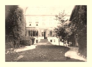 La maison Dassonville, vue depuis le jardin. Ses occupants jouissaient également d'un parc situé de l'autre côté de la rue de la Teinture, là où se trouve actuellement le funérarium Moiny.