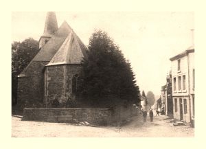 Au chevet de Saint-Gilles, la fontaine alimente deux abreuvoirs en pierre, remplacés en 1902 par le bac hexagonal en fonte toujours en place. À droite, à l’emplacement de l’actuelle place des Bouchers, se trouvait l’abattoir communal, transféré vers 1955. Le directeur vétérinaire était le Dr Collard, et le préposé, Lucien Schiltz, successeur de Marie Pècheur.
