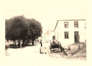 Bordant la droite de la rue, les écuries abbatiales, transformées en logements pour le personnel du Pénitencier, ont été remplacées par les bâtiments actuels avant la Première Guerre mondiale. À leur extrémité se trouvait une tour du mur d'enceinte de l'abbaye.
