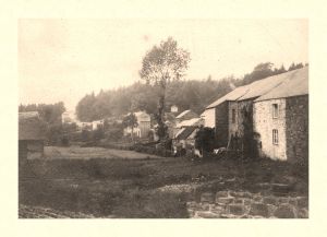 Vue arrière avant l’arrivée du tram au Fays en 1924. La prairie est aujourd’hui le dépôt du TEC et le parking du Carrefour Market. À gauche, peut-être l’angle d’un bâtiment d’une ancienne tannerie. Désormais appelé « Pré des Moines », le lieu, autrefois propriété de l’abbaye, servait de pâturage pour les troupeaux des riverains.