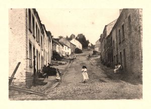 Avant 1837, la rue du Thiers, sortie nord-est de Saint-Hubert en direction de Laroche, Vielsalm, Stavelot et Cologne, était aussi importante que la sortie sud par la rue du Mont, vers Bouillon et Sedan, mais aussi Arlon et Luxembourg. L'itinéraire vers Laroche se prolongeait par l'actuelle rue des Bois. Cette artère très pentue n'a été dédoublée par la rue des Gueux ou Fosse du Loup que très tard, vraisemblablement après le sac de la ville et de l'abbaye par les Huguenots qui auraient ouvert ce chemin avec leur artillerie et leur très lourd charroi. Elle longeait la limite nord du parc abbatial.