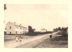 En regardant bien, on reconnaît le groupe de maisons construites au carrefour des rues du Mont et du Chenêt et on devine — plus qu'on ne la voit — la chapelle Saint-Roch dans le bouquet d'arbres sur la crête.